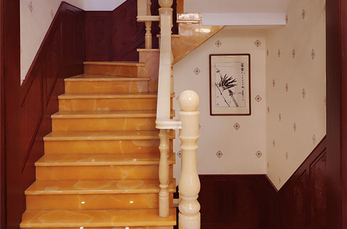 凌海中式别墅室内汉白玉石楼梯的定制安装装饰效果