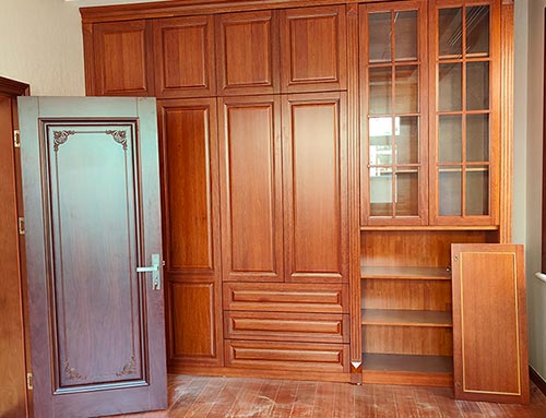 凌海中式家庭装修里定制的实木衣柜效果图